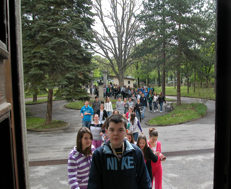 1568482416-os_bg_04_2012_1v.jpg